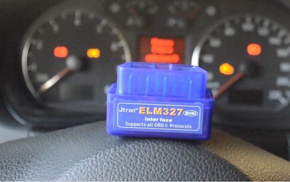 Conector OBD II ELM 327 Conector ELM 327 sobre o volando do carro