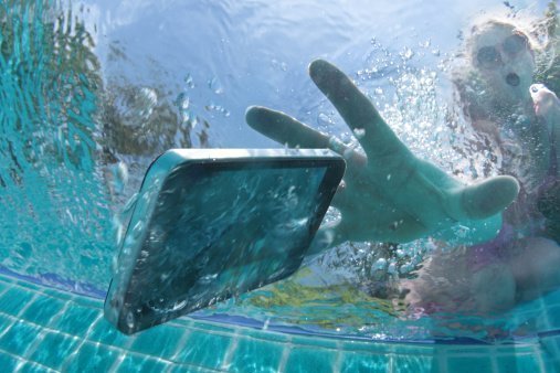 O que fazer se seu smartphone cair na água? Aparelho celular molhado