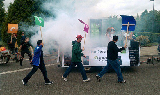 Protestantes a favor do Windows Phone no funeral! Funeral IPhone e BlackBerry