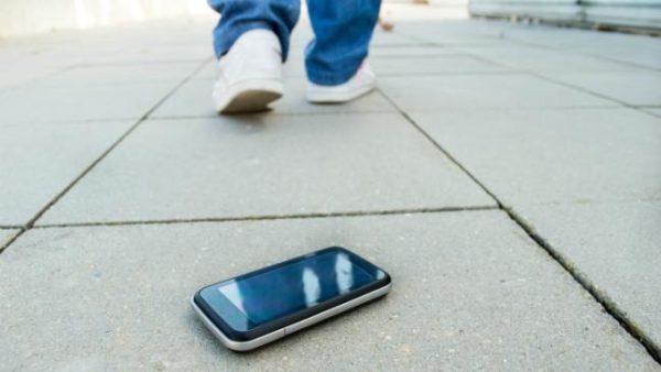 Entregando um celular para alguém