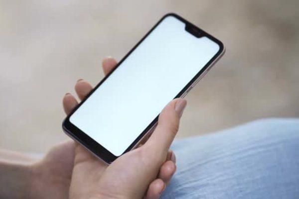 Celular com tela branca